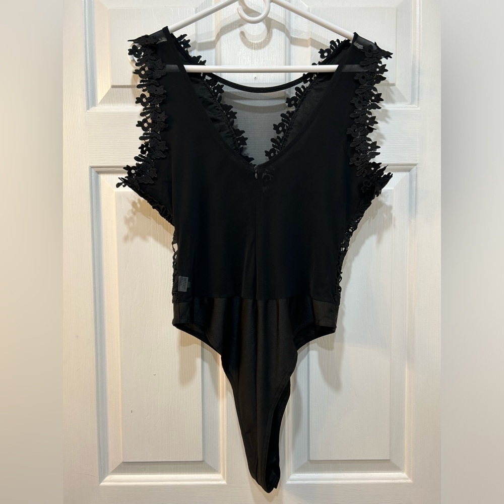 Women's Plus Size Bodysuit Stretch Mesh and Floral Applique Snap Close Sz 2X - Picture 2 of 11